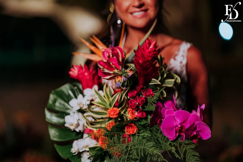 casamento judaico realizado no sítio da figueira em porto alegre com decoração exuberante botânica tropical festa linda com passarela de espelho cerimônia de casamento ao ar livre por life eventos especiais cerimonialista em porto alegre organização de casamentos