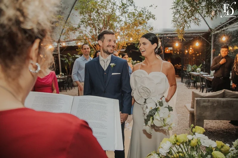 casamento mini-wedding no eat kitchen em novo hamburgo com decoração verde e branco estilo greenery cerimônia