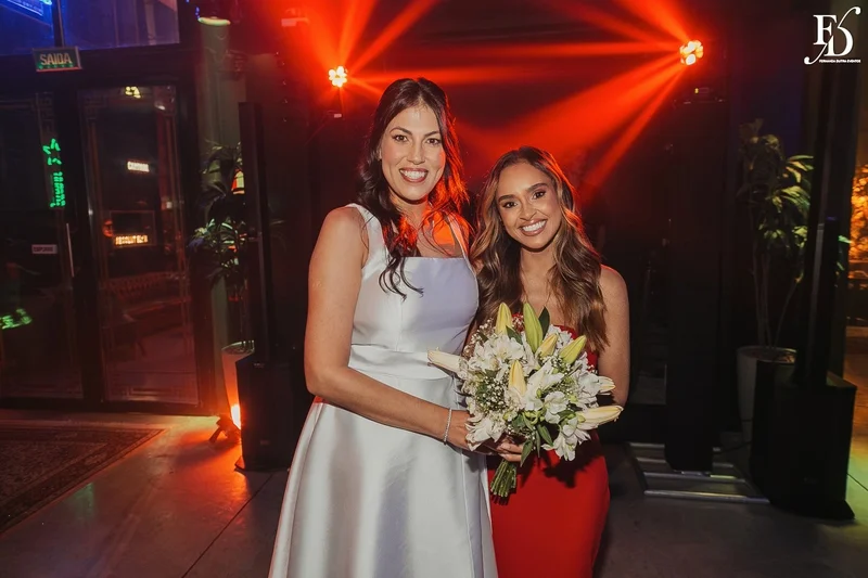 Pista de dança com névoa e luzes no casamento jovem no Dry Moments Porto Alegre