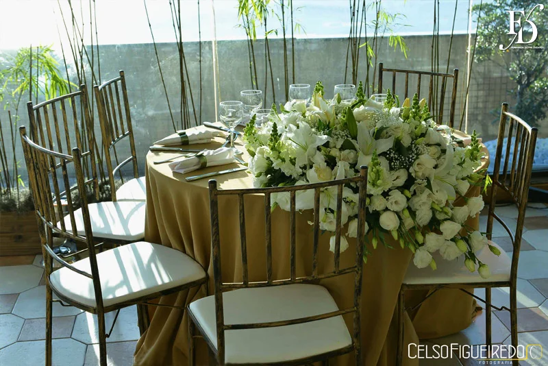 Mesa de casamento redonda toalha fendi com flores brancas e vista para o Guaíba
