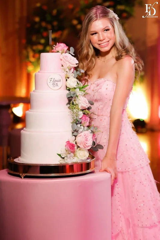 Flávia Fochesato com vestido rosa em sua festa de 15 anos no Salão Imperatriz, em Porto Alegre
