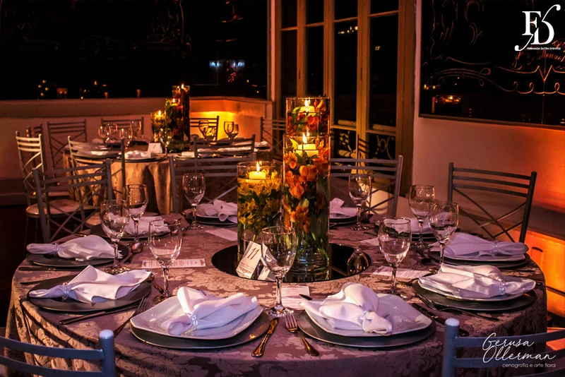 formatura tripla em direito pela fmp fundação do ministério público realizada no salão cristal do clube do comércio em porto alegre com decoração elegante clássica sofisticada em tons terrosos