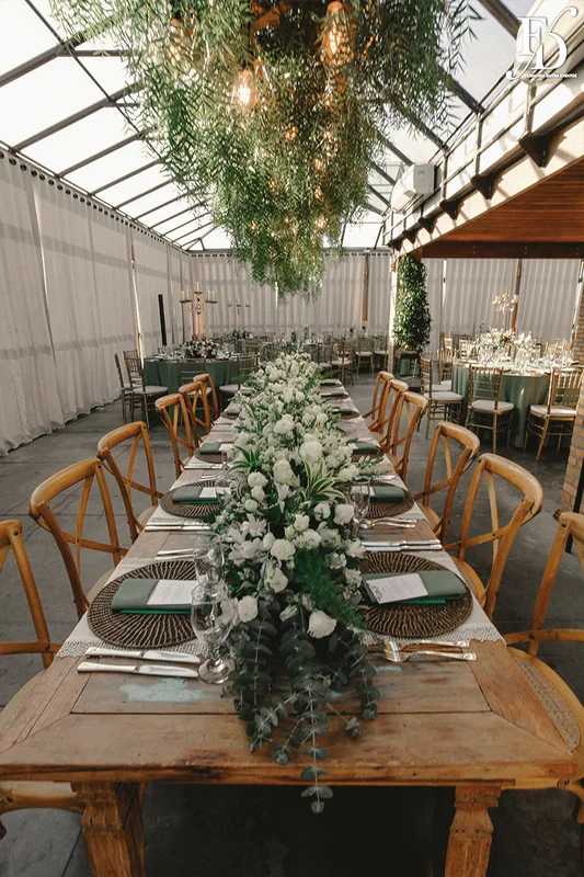 decoração casamento no espaço paraíso mesa principal com arranjo aéreo