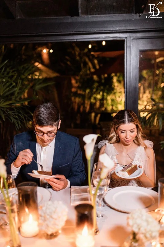 Casamento no Le Bistrot Gourmet em Porto Alegre, com decoração clássica, iluminação intimista e um projeto cheio de sofisticação com stylling europeu. Mesas com toalhas brancas, detalhes dourados, flores brancas.