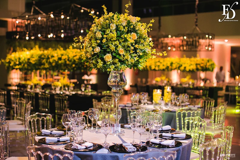 casamento com cerimônia na igreja são josé la salle em canoas rs e recepção na lalux casa de festas com decoração moderna sofisticada elegante em amarelo cinza e preto por life eventos especiais assessoria e organização de casamentos em porto alegre