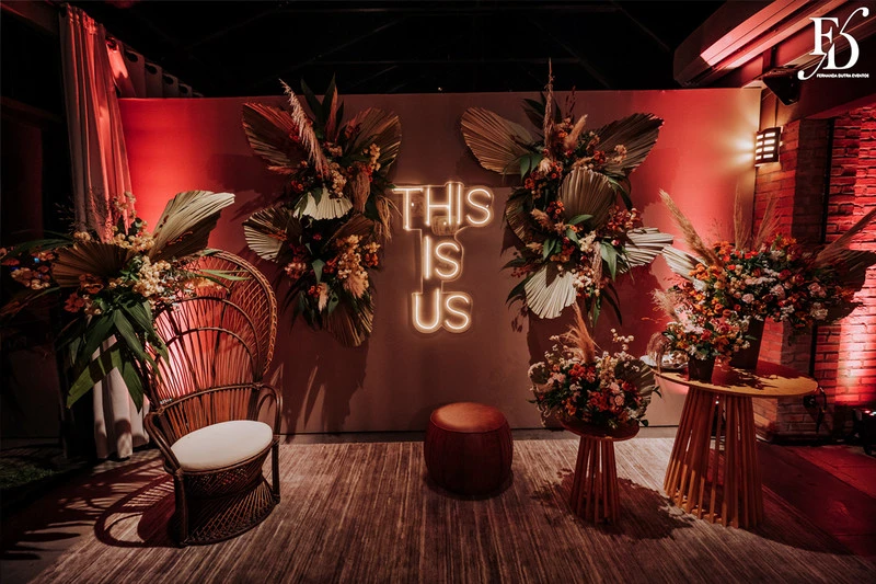 casamento no espaço paraiso em porto alegre viamão alvorada com decoração moderna boho rustico-chic em tons terrosos por life eventos especiais cenário de fotos com neon