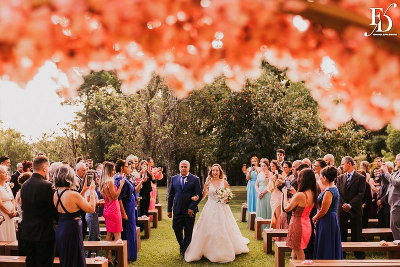 casamento realizado na alameda figueira em cachoeirinha com decoração romântica e delicada em tons de rosa e verde com bouganvilles por life eventos especiais assessoria e cerimonial de casamentos em porto alegre