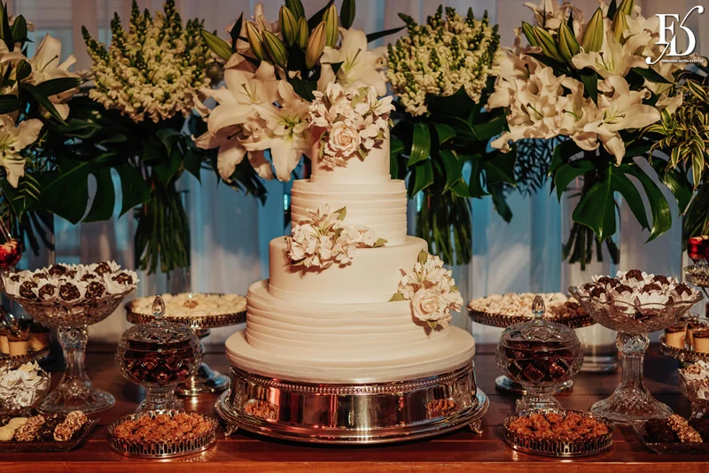 casamento com cerimônia e recepção realizados no salão imperatriz da associação leopoldina juvenil em porto alegre com decoração clássica em verde branco e prato por life eventos especiais assessoria de eventos em porto alegre