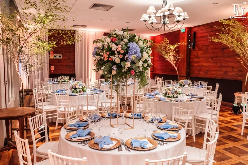 festa de casamento no salão boa vista da associação leopoldina juvenil em porto alegre mesa de convidados com decoração elegante usando flores hortênsias rosas e azuis