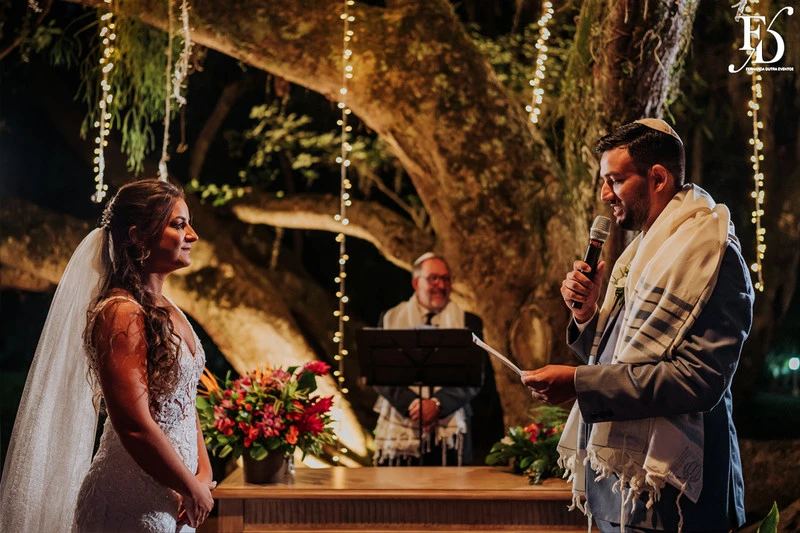 casamento judaico realizado no sítio da figueira em porto alegre com decoração exuberante botânica tropical festa linda com passarela de espelho cerimônia de casamento ao ar livre por life eventos especiais cerimonialista em porto alegre organização de casamentos cerimonia ao ar livre