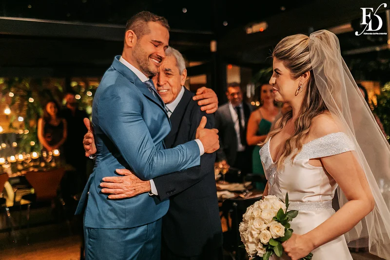 casamento mini-wedding da influencer bruna startt realizado no le bistrot gourmet em porto alegre com decoração com muitas velas flores brancas e muito verde por life eventos especiais