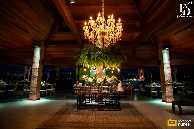 casamento no espaço paraíso em porto alegre com decoração moderna em azul marinho, dourado e girassóis; temática geek, com referências a funko pop, filmes e séries - por life eventos especiais