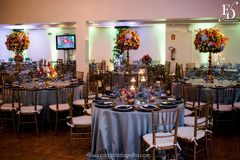 casamento diurno estilo destination wedding realizado em ivoti no interior do rs com cerimônia ao ar livre e recepção no salão principal do espaço da torre com decoração boho chic colorida botânica em tons de azul por life eventos especiais assessoria e cerimonial de casamentos em porto alegre