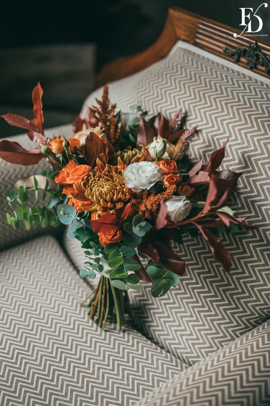 casamento realizado no alto da capela em porto alegre por life eventos especiais com cerimônia ao ar livre decoração despojada em tons terrosos e uma parede de donuts para a alegria dos convidados