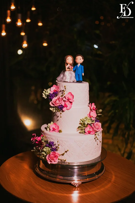 casamento realizado na igreja são pedro em porto alegre e recepção no le bistrot gourmet com decoração colorida e vibrante em rosa pink roxo e lilás