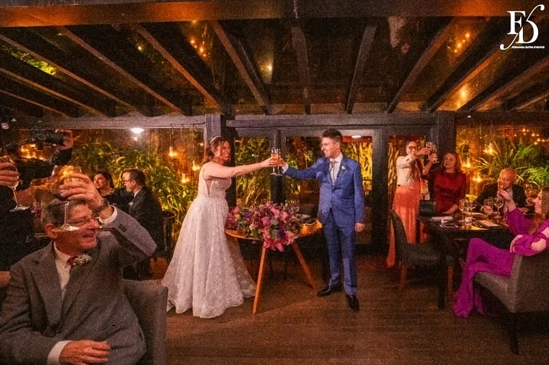 casamento realizado na igreja são pedro em porto alegre e recepção no le bistrot gourmet com decoração colorida e vibrante em rosa pink roxo e lilás