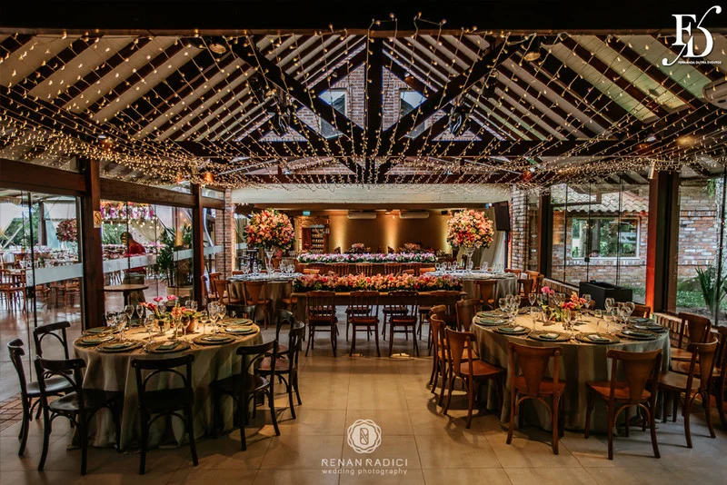 casamento diurno realizado em porto alegre rs no alto da capela por life eventos especiais cerimonialista wedding planner especializada em casamentos de alto padrão em porto alegre decoração boho chic botânica em tons de nude rosa e verde por life eventos especiais