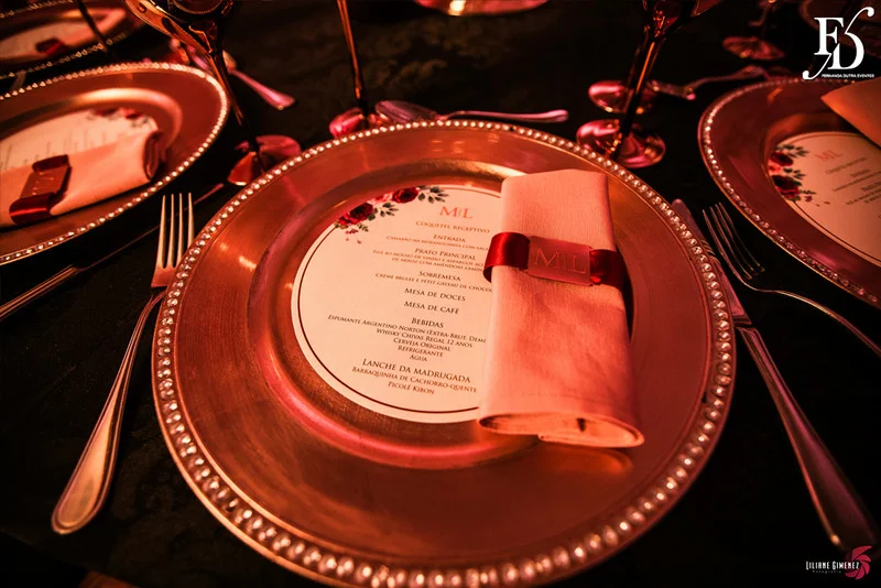 casamento com cerimônia na igreja santa teresinha da josé bonifácio em porto alegre e santissimo sacramento e recepção no salão dos espelhos do clube do comércio na andradas por life eventos especiais com decoração elegante sofisticada e luxuosa em porto alegre assessoria e cerimonial de eventos