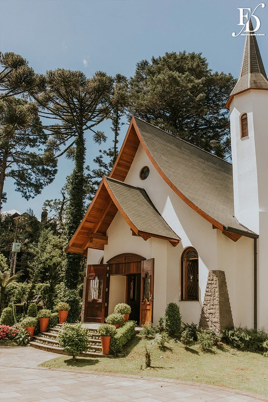 casamento destination wedding no hotel ritta hoppner em gramado com decoração clássica, elegante e botânica em tons de branco verde e fendi por life eventos especiais capela dos anjos