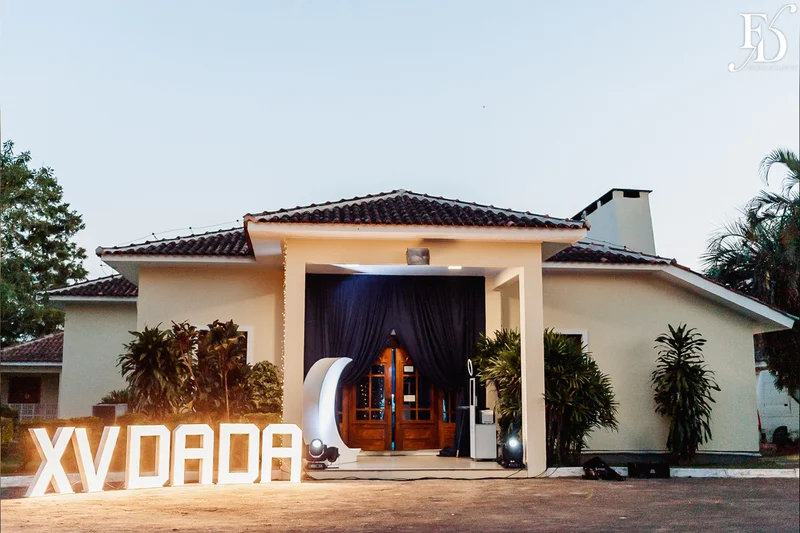 festa de 15 anos nas cores azul e branco com decoração moderna com cristais e espelhos por life eventos especiais assessoria e cerimonial de festas de 15 anos em porto alegre