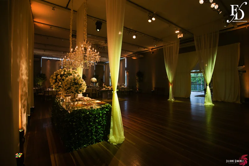 casamento destination wedding com cerimônia e festa na casa vetro em porto alegre com a cerimônia realizada na parte interna da casa com decoração clean elegante e clássica em branco e verde por life eventos especiais destination wedding em porto alegre cerimonialista em porto alegre