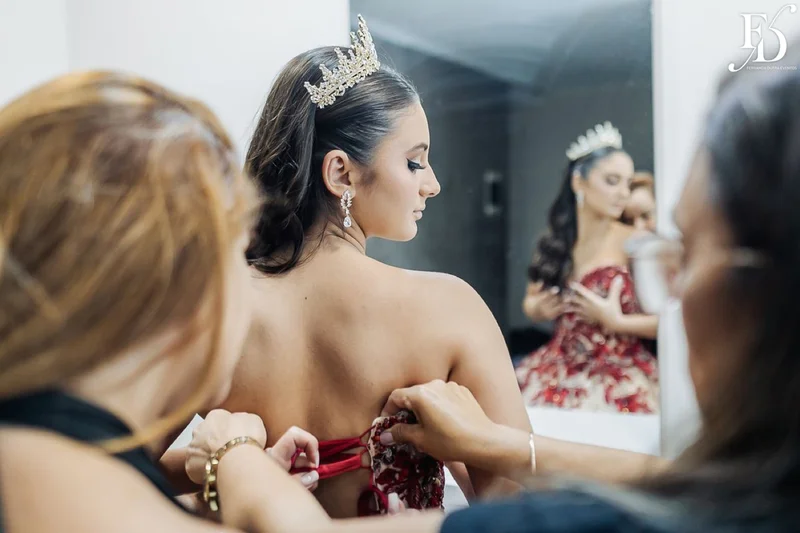 festa de 15 anos nas cores azul e branco com decoração moderna com cristais e espelhos por life eventos especiais assessoria e cerimonial de festas de 15 anos em porto alegre