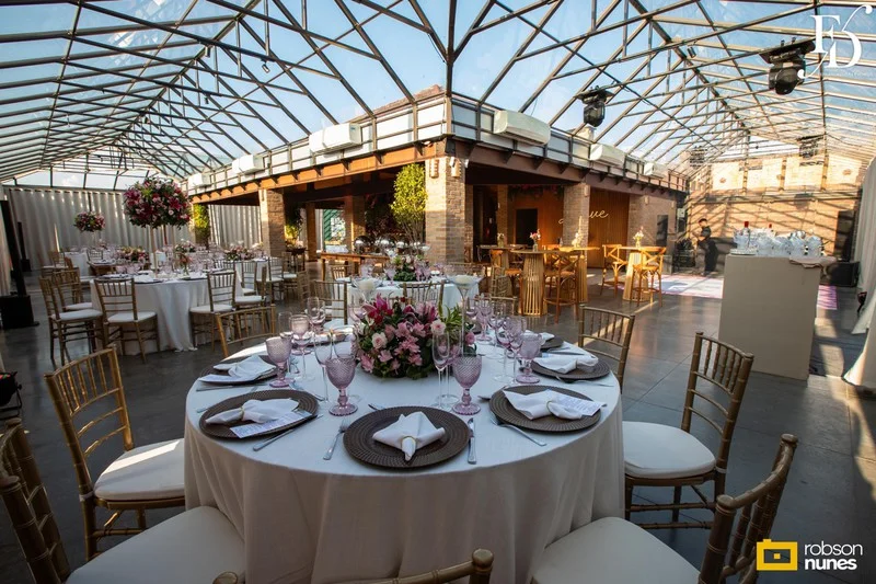 casamento destination wedding no Espaço Paraíso em Porto Alegre Alvorada Viamão noivo americano e noiva brasileira equipe bilingue de cerimonial evento com decoração romântida elegante e sofisticada em tons de rosa