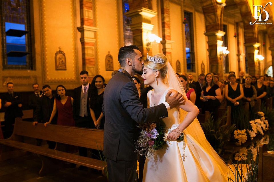 casamento realizado na igreja santa teresinha do menino jesus na ramiro barcello em porto alegre com decoração luxuosa e passarela de espelhos e recepção no salão social salão principal do clube caixeiros viajantes em porto alegre com decoração luxuosa em rose gold ouro rose sofisticada elegante linda em tons de rosa e marfim por por life eventos especiais cerimonialista em porto alegre organização de casamento