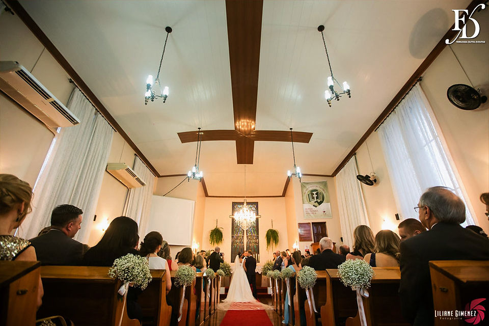 casamento estilo destination wedding realizado em teutônia no interior do rs com cerimônia na igreja luterana languiru e recepção na associação da água com decoração clássica elegante e tradicional por life eventos especiais cerimonial de casamento em porto alegre organização completa e assessoria