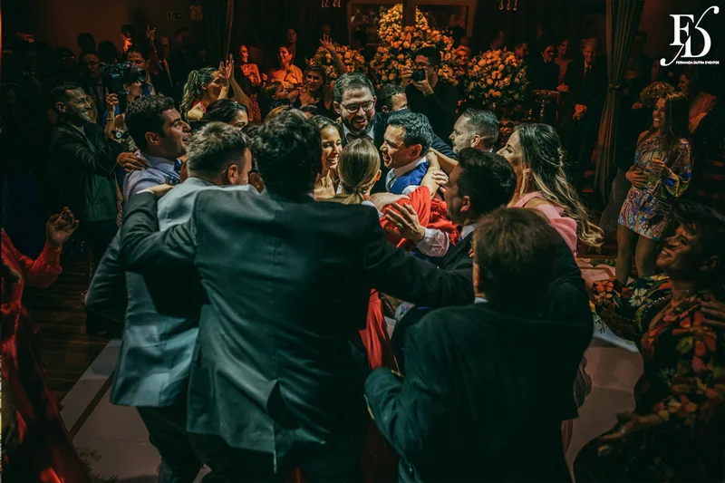 casamento na igreja nossa senhora do mont'serrat em porto alegre e festa de casamento na casa vetro em porto alegre com decoração sofisticada e luxuosa estilo clássico em dourado branco e amarelo por life eventos especiais cerimonialista de casamento em porto alegre