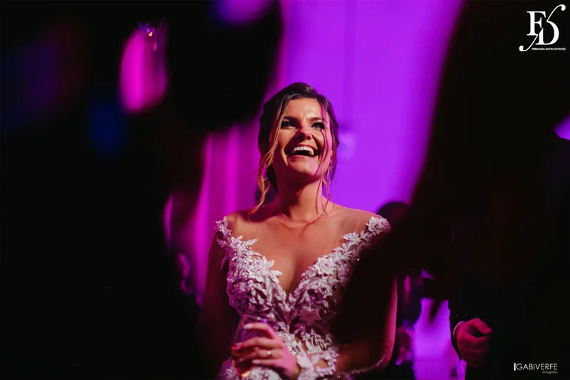 casamento com cerimônia na basílica nossa senhora das dores em porto alegre e festa na casa vetro com decoração luxuosa sofisticada exuberante em tons de rosa com parede de flores com organização projeto e cerimonial de life eventos especiais cerimonialista de casamentos em porto alegre