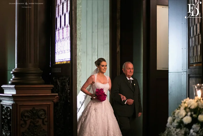 casamento com cerimônia na basílica nossa senhora das dores em porto alegre e festa e recepção no salão hannover da sogipa com decoração clássica elegante e sofisticada em dourado, branco e vermelho, com detalhe em pérolas por life eventos especiais empresa especializada na organização de casamentos em porto alegre