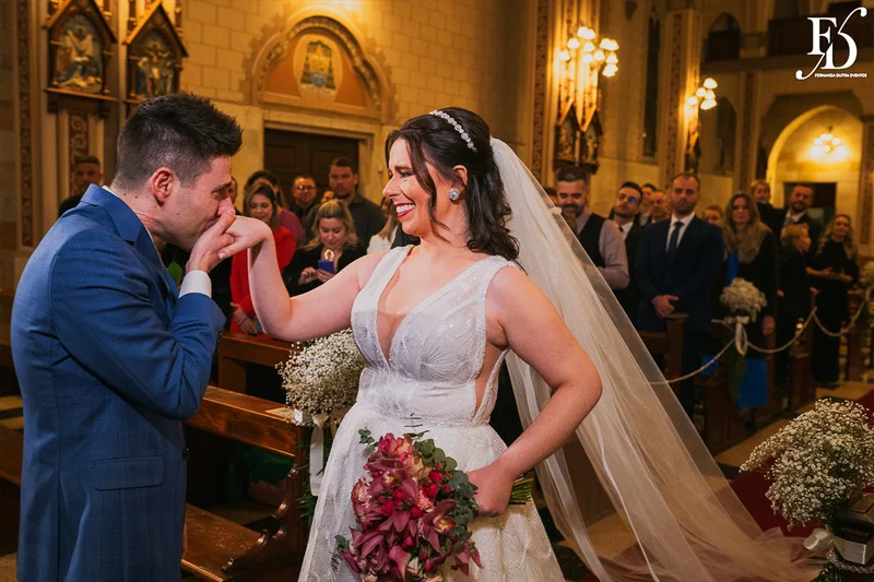 casamento realizado na igreja são pedro em porto alegre e recepção no le bistrot gourmet com decoração colorida e vibrante em rosa pink roxo e lilás