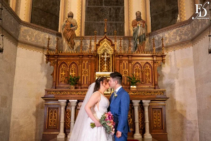 casamento realizado na igreja são pedro em porto alegre e recepção no le bistrot gourmet com decoração colorida e vibrante em rosa pink roxo e lilás