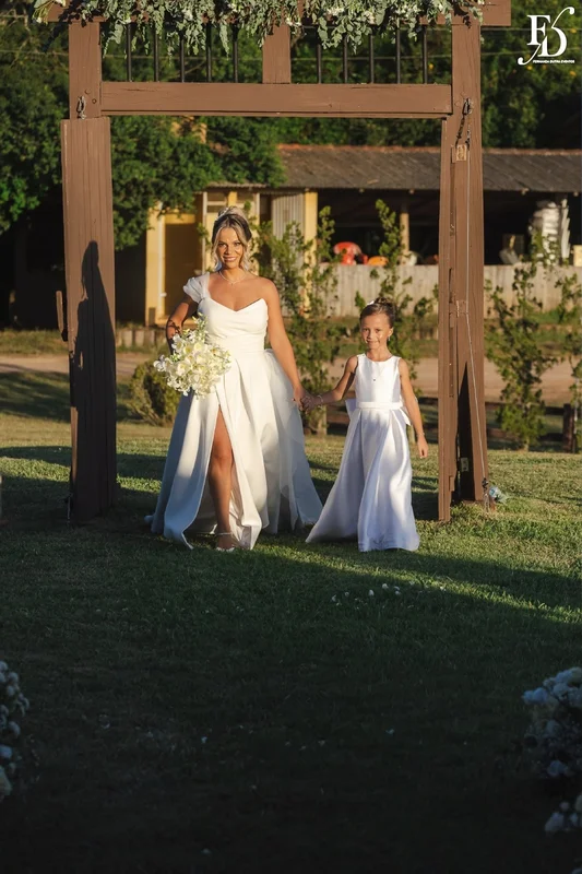 casamento no espaço paraíso em porto alegre com decoração estilo europeu european stylling com flores brancas, tons neutros visual claro e elegante 
