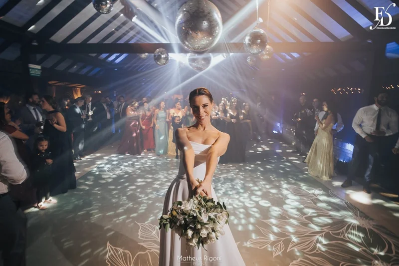 casamento elegante e sofisticado no alto da capela em porto alegre com decoração botânica greenery em verde e branco por life eventos especiais