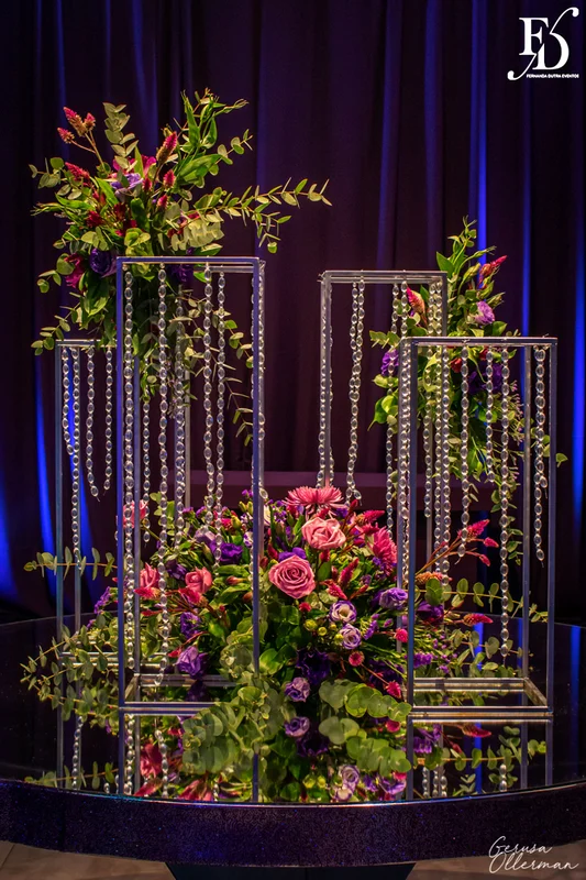 festa de aniversario de 15+2 evento adiado por 2 anos realizado na casa vetro em porto alegre com decoração moderna sofisticada luxuosa em tons de lilás e prata por life eventos especiais cerimonialista para festas de 15 anos em porto alegre