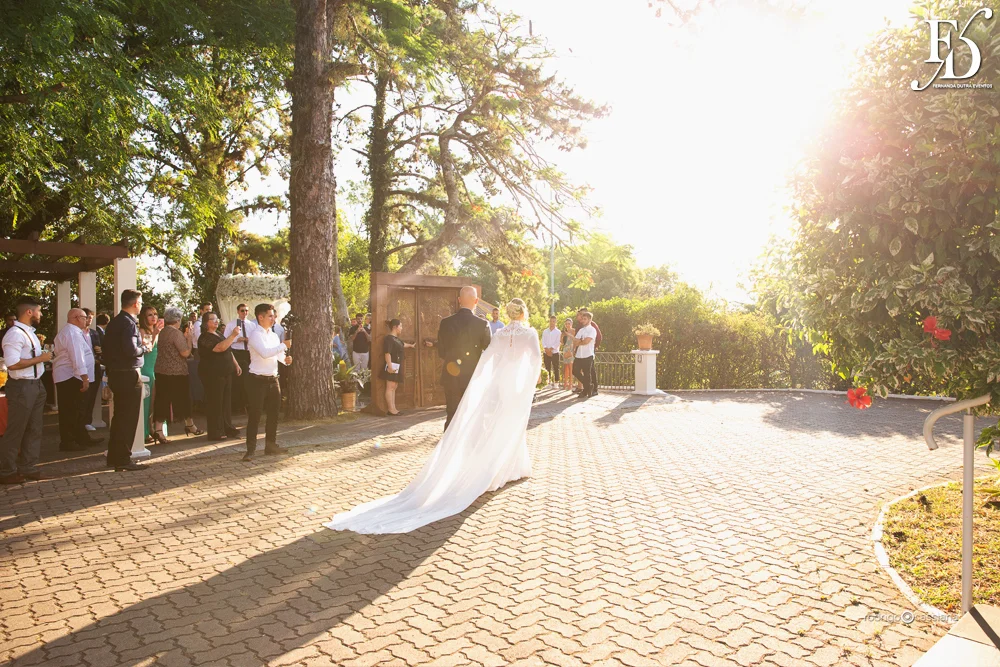 casamento do goleiro brenno do grêmio de porto alegre com a linda victoria fogazzi com uma cerimônia ao ar livre em porto alegre num lindo entardecer de verão e recepção em tons de marsala no salão principal da sede campestre da associação do ministério público por life eventos especiais cerimonialista em porto alegre