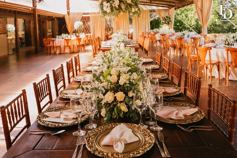 casamento diurno estilo europeu realizado no alto da capela em porto alegre no formato destination wedding com organizacao de life eventos especiais casamento de luxo em porto alegre com decoração luxuosa e clássica