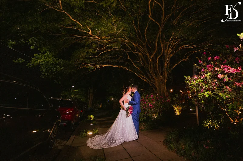 casamento realizado na igreja são pedro em porto alegre e recepção no le bistrot gourmet com decoração colorida e vibrante em rosa pink roxo e lilás