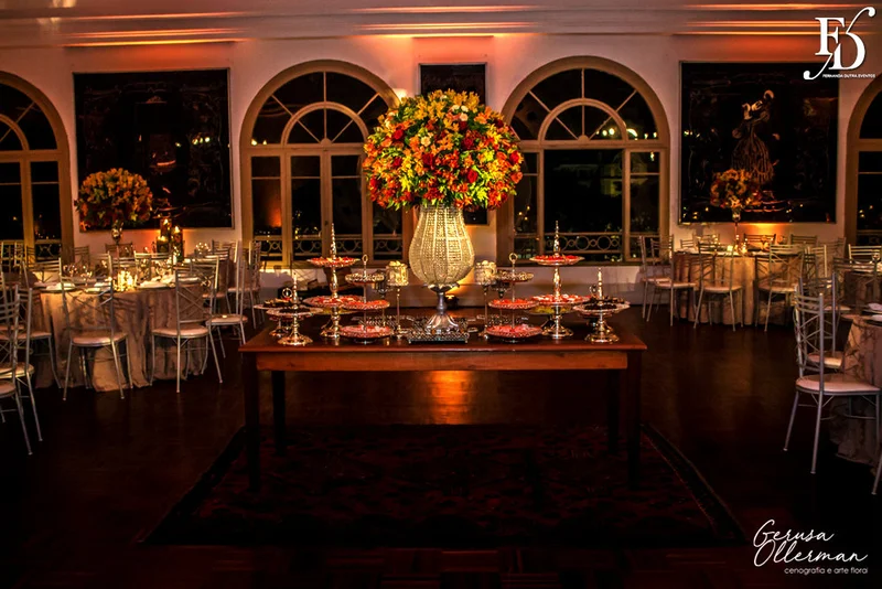 formatura tripla em direito pela fmp fundação do ministério público realizada no salão cristal do clube do comércio em porto alegre com decoração elegante clássica sofisticada em tons terrosos por life eventos especiais cerimonialista em porto alegre mesa de doces