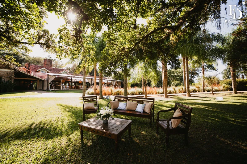 casamento diurno estilo europeu realizado no alto da capela em porto alegre no formato destination wedding com organizacao de life eventos especiais casamento de luxo em porto alegre com decoração luxuosa e clássica