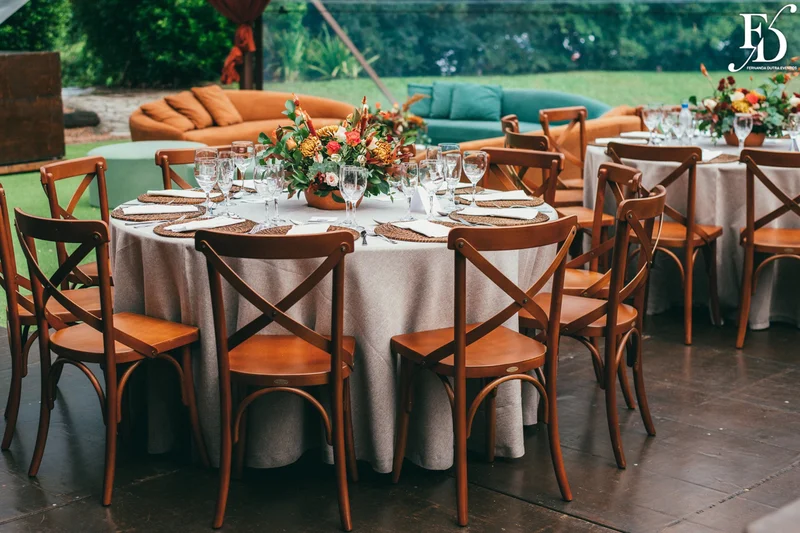 casamento realizado no alto da capela em porto alegre por life eventos especiais com cerimônia ao ar livre decoração despojada em tons terrosos e uma parede de donuts para a alegria dos convidados