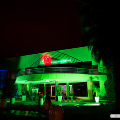 festa de 15 anos realizada no nh hall em novo hamburgo com decoração moderna e exuberante em rosa pink e azul tiffany com muitas plumas e cristais por life eventos especiais assessoria para festa de 15 anos em novo hamburgo