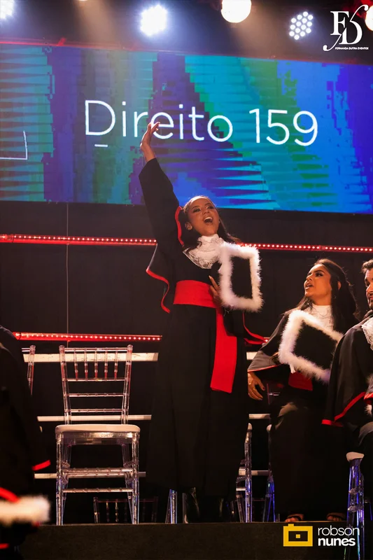 festa de formatura em direito no party room em porto alegre com decoração moderna elegante e sofisticada em preto e marsala com organização projeto e cerimonial de life eventos especiais cerimonialistas em porto alegre