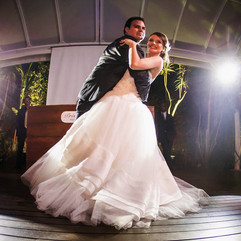 Casamento com cerimônia na Igreja Santa Teresinha do Menino Jesus, em Porto Alegre, e recepção na Merci Casa de Eventos, com projeto de decoração delicado, romântico, em estilo rústica, com a paleta do marrom, nude e amarelo.