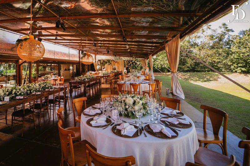 casamento diurno estilo europeu realizado no alto da capela em porto alegre no formato destination wedding com organizacao de life eventos especiais casamento de luxo em porto alegre com decoração luxuosa e clássica