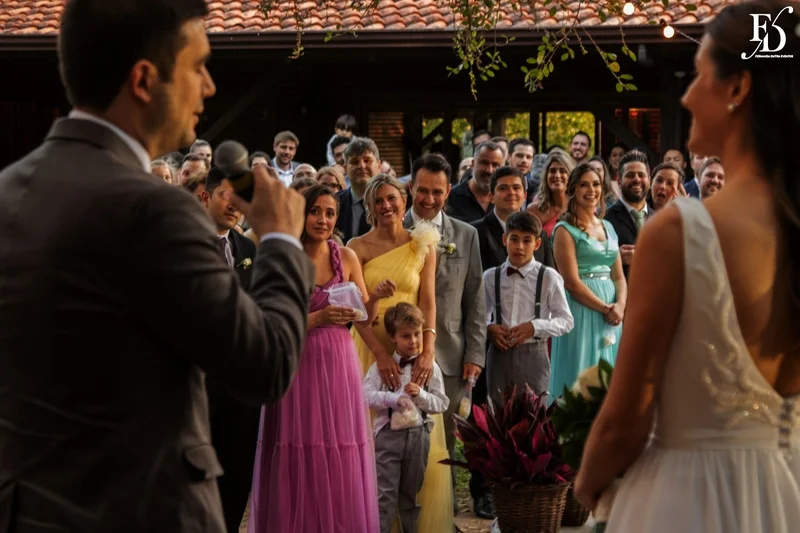 noivos brindando na figueira no sítio da figueira