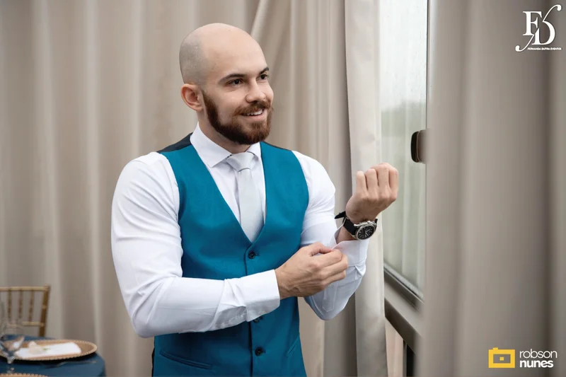 casamento no espaço paraíso em porto alegre com decoração moderna em azul marinho, dourado e girassóis; temática geek, com referências a funko pop, filmes e séries - por life eventos especiais