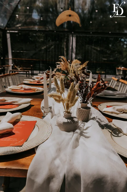 casamento divertido e animado na casa na chácara, em porto alegre; um casal jovem, despojado, que queria celebrar esse momento com um rodízio de pizza - casamento com pizza - decoração estilo boho wedding em tons terrosos cerimonial de life eventos especiais